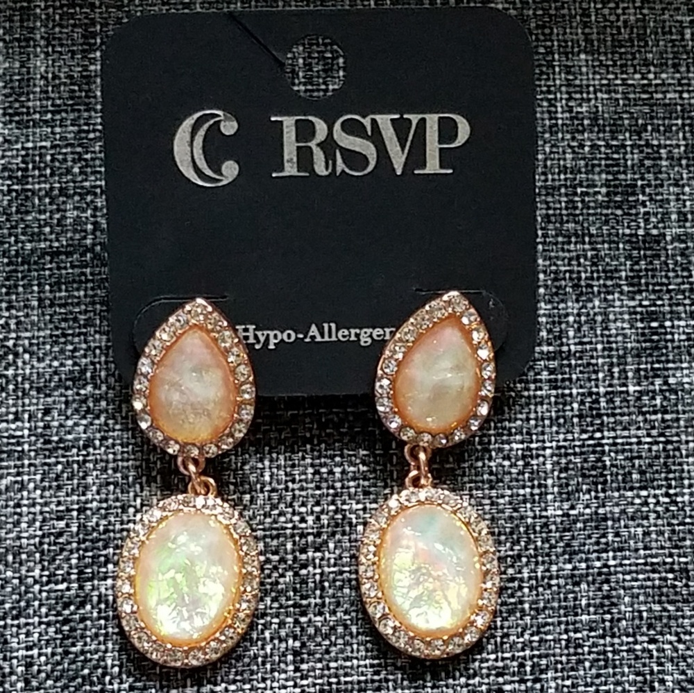 Elegant dangly earrings in pink/peach iridescent